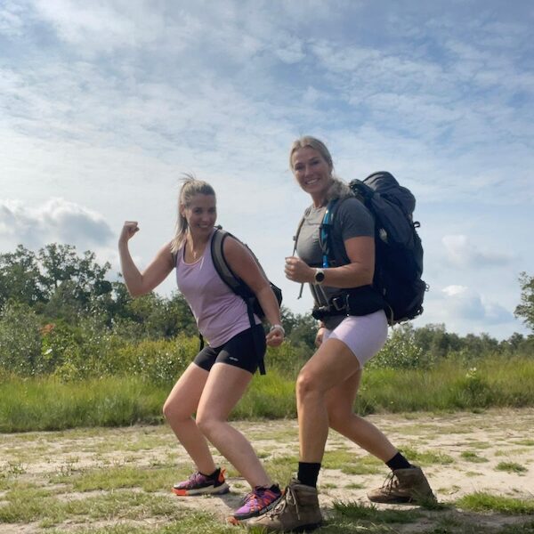 Marissa Harmsen en vriendin aan het hiken